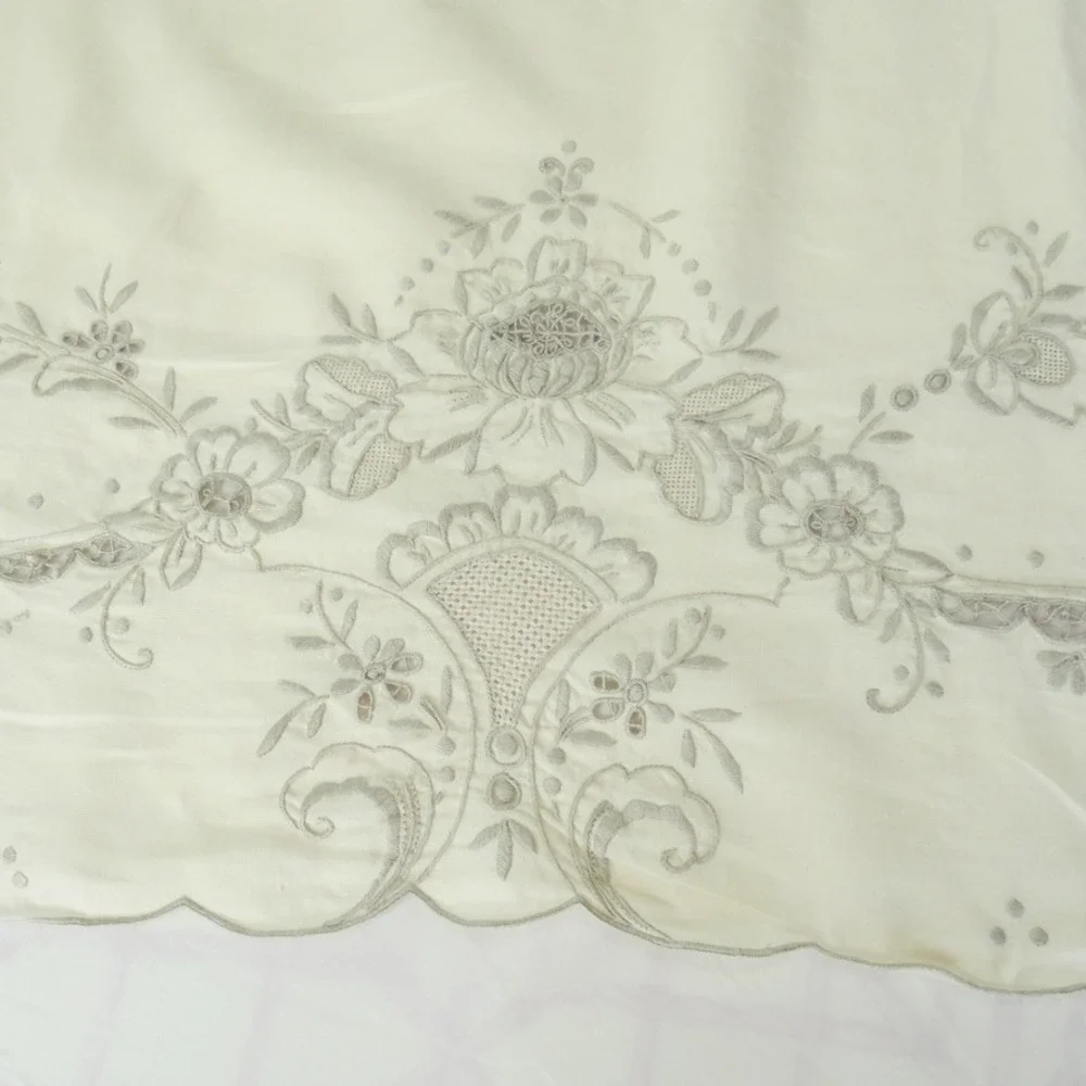 Vintage Madiera Embroidered Tablecloth Large Cutwork Lace Cream Floral 98 x 62
